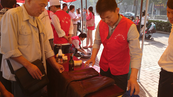 武漢皮新彩公益活動(dòng)